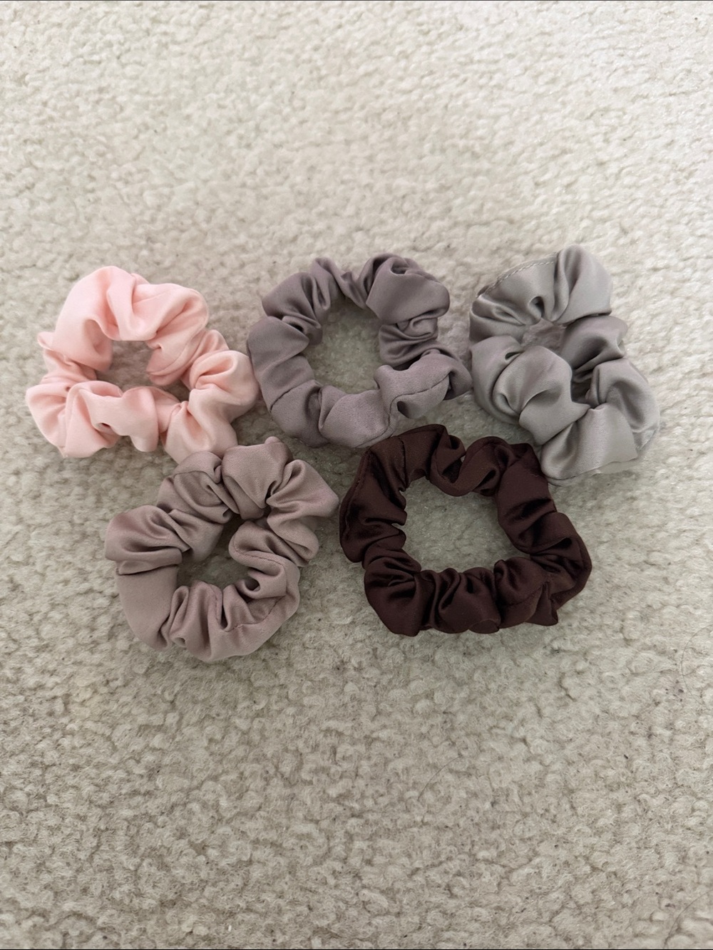Set of 5 Satin Scrunchies in Pastel & Neutral Tones scunci